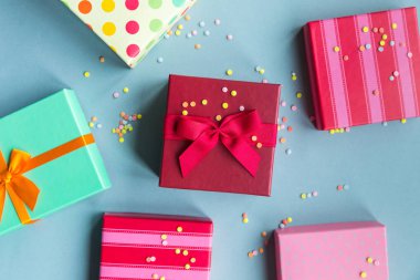 Anneler günü, Noel, doğum günü için mavi arka planda tatil kutuları.