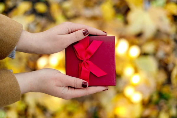 Flatlay Feriados Giftbox Presente Mãos Mulher Sobre Fundo Luzes Borradas — Fotografia de Stock