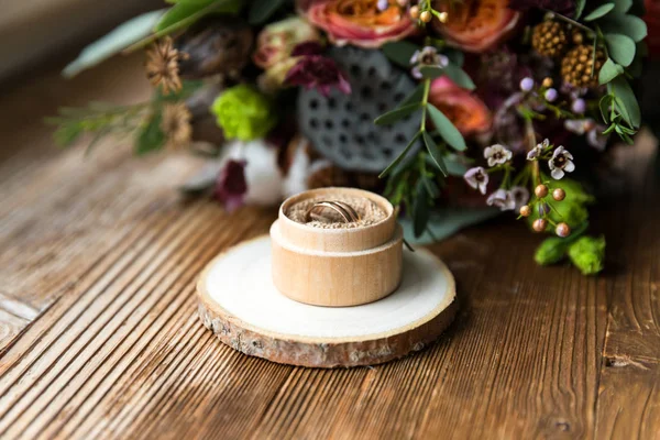 结婚戒指在木盒里 有秋天的新娘花束 — 图库照片