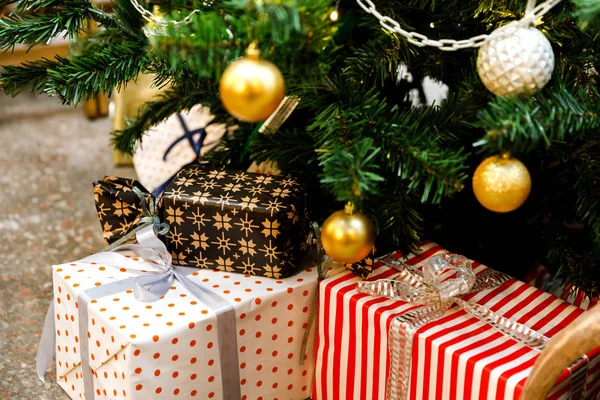 Caixas Presente Natal Debaixo Árvore — Fotografia de Stock