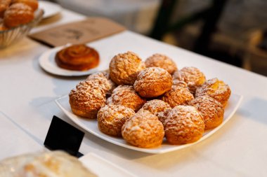 Çörekler, fırın vitrini.