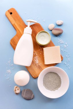 Güzellik kaplıcası, gün içinde kil, deniz tuzu, krema ve sabunla düzleşir.