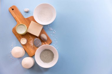 El yapımı kozmetik. Güzellik kaplıcası, gün içinde kil, deniz tuzu, krema ve sabunla düzleşir.