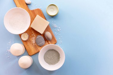 El yapımı kozmetik. Güzellik kaplıcası, gün içinde kil, deniz tuzu, krema ve sabunla düzleşir.