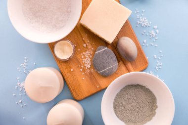 Güzellik kaplıcası, gün içinde kil, deniz tuzu, krema ve sabunla düzleşir.