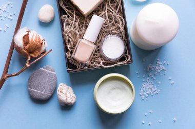 Krema, vücut yağı, zeytinyağı. Güzellik kutusu spa Salon Salonunda rahatla 