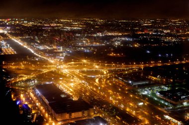 Uçak penceresi, gece manzarası