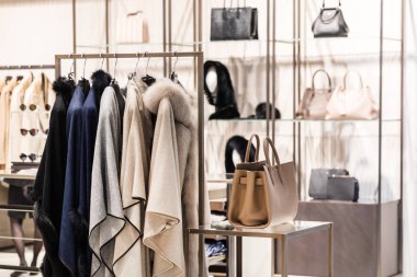 Moda mağazasında şık kıyafetler.