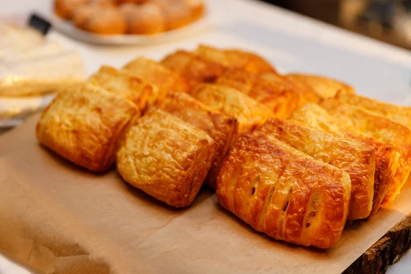 Brötchen Aus Blätterteig Ein Schaufenster Der Bäckerei — Stockfoto