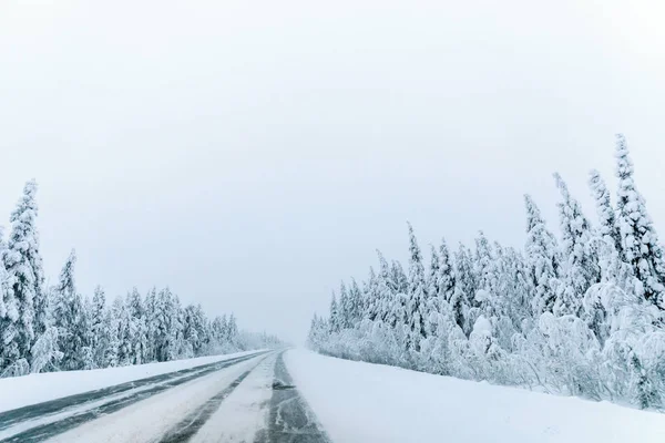 Viaje de invierno por carretera — Foto de Stock