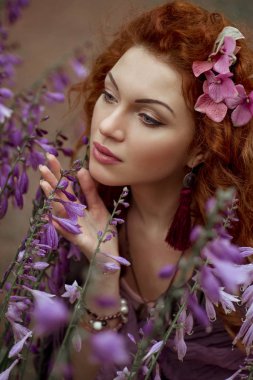 Çan çiçeği ile kırmızı saçlı temas