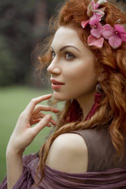 Kırmızı saçlı kız bak mesafe içine