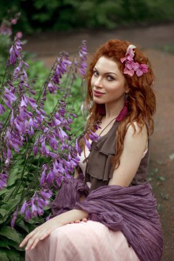 Çan-çiçekli kırmızı saçlı kız 