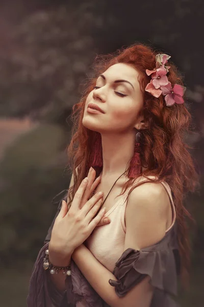 Fille aux cheveux rouges dans le jardin — Photo