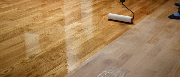 Lacquering Wood Floors Worker Uses Roller Coating Floors Varnishing Lacquering — Stock Photo, Image