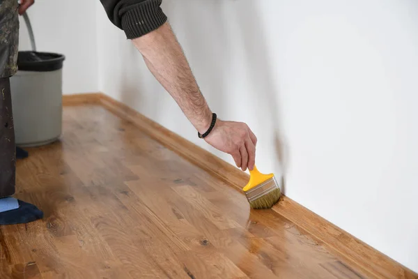 Suelos Madera Lacada Worker Utiliza Cepillo Para Recubrir Pisos Barnizado — Foto de Stock