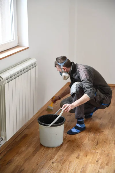 Suelos Madera Lacada Worker Utiliza Cepillo Para Recubrir Pisos Barnizado — Foto de Stock