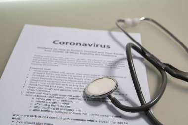 Kendini Coronavirus COVID-19 'dan nasıl koruyacağın konusunda rehberlik belgesi. Üzerinde steteskop olan ilaç belgeleri.