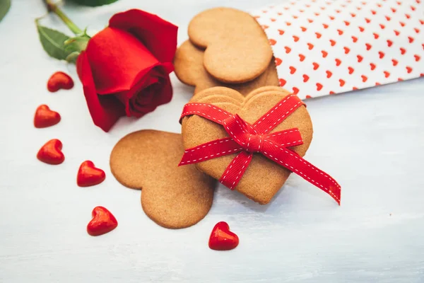 Herzförmige Plätzchen mit Rose — Stockfoto