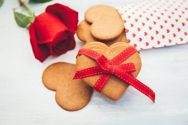 Zencefilli kurabiye ahşap masa üzerinde kalp şeklinde