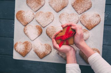 Kalp şeklinde kurabiye holding eller 