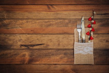 Tatil tablo ayarları ahşap arka plan üzerinde yürekleri. Üstten Görünüm. Kopya alanı 