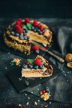 taze meyveleri lezzetli çikolatalı kek