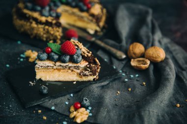 taze meyveleri lezzetli çikolatalı kek