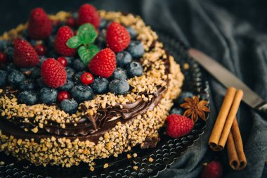 taze meyveleri lezzetli çikolatalı kek