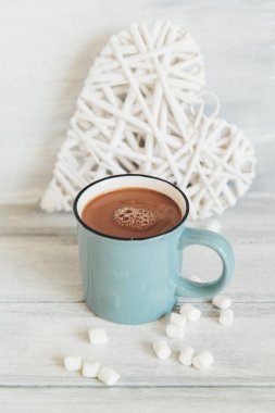 Sıcak kakao marshmallows ahşap arka plan üzerinde ile