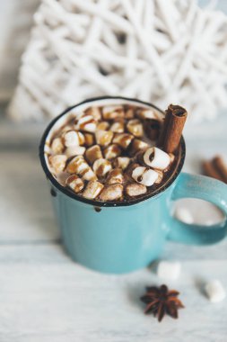 Sıcak kakao krema ve tarçın ile ahşap arka plan üzerinde sopa