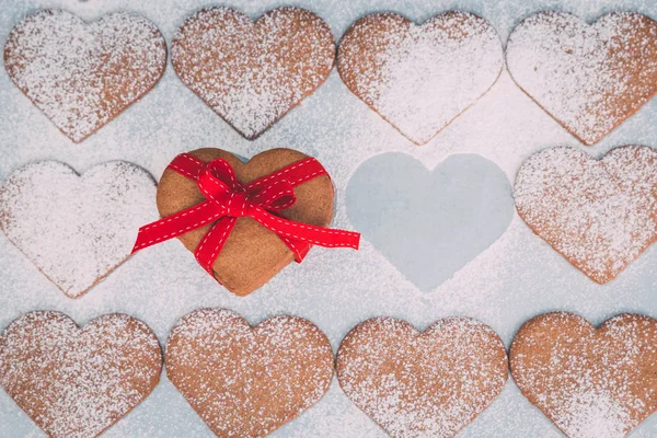 Herzförmige Lebkuchen auf Holztisch — Stockfoto