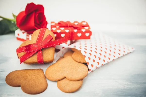 Szív alakú mézeskalács cookie-kat a fából készült asztal — Stock Fotó