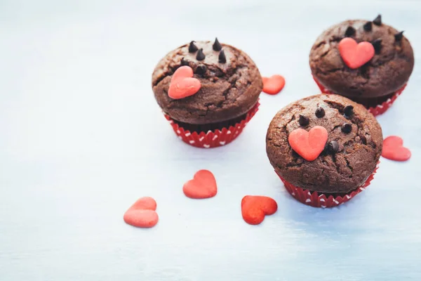 Schokolade Cupcakes mit Herzen — Stockfoto