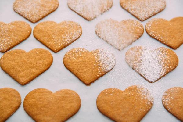 Biscuits au pain d'épice en forme de coeur sur une table en bois — Photo