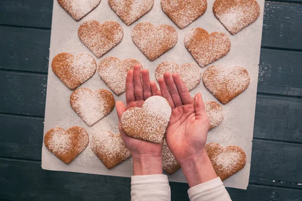 Coração em forma de biscoitos de gengibre na mesa de madeira — Fotografia de Stock