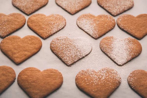 Biscuits au pain d'épice en forme de coeur sur une table en bois — Photo