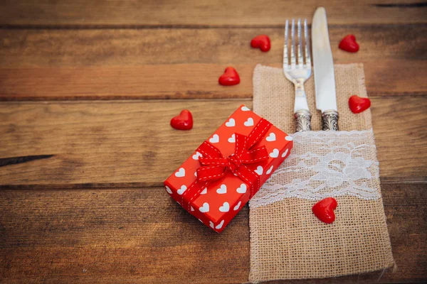 Configurações de mesa de férias com corações e caixa de presente — Fotografia de Stock