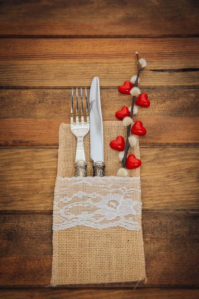 Ajustes de mesa de vacaciones con corazones sobre fondo de madera. Vista superior. Copiar espacio — Foto de Stock