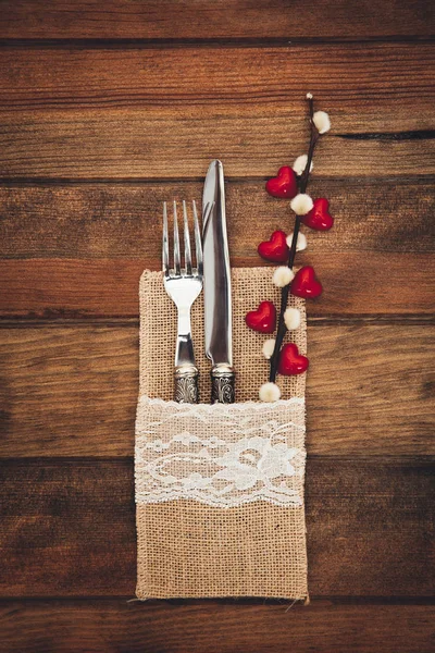 Ajustes de mesa de vacaciones con corazones sobre fondo de madera. Vista superior. Copiar espacio — Foto de Stock