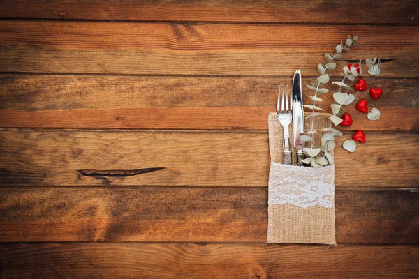 Paramètres de table de vacances sur fond en bois — Photo