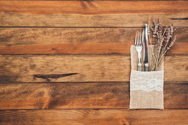 Urlaub Tisch Einstellungen auf Holz Hintergrund — Stockfoto
