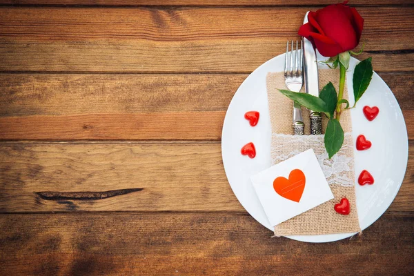 Cadre romantique avec une carte de place, des roses rouges et un cœur — Photo