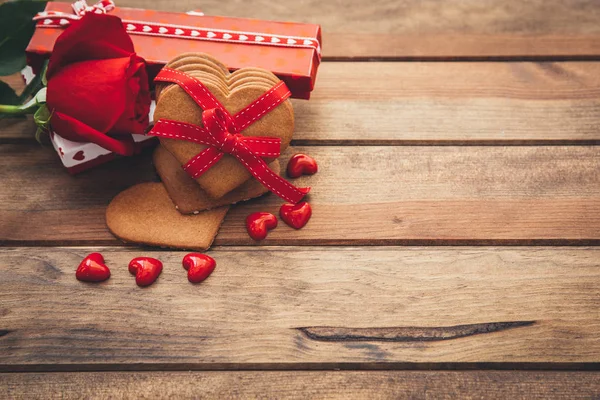 Sfondo romantico con biscotti e rosa — Foto Stock