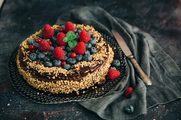 Bolo de chocolate delicioso com bagas frescas — Fotografia de Stock