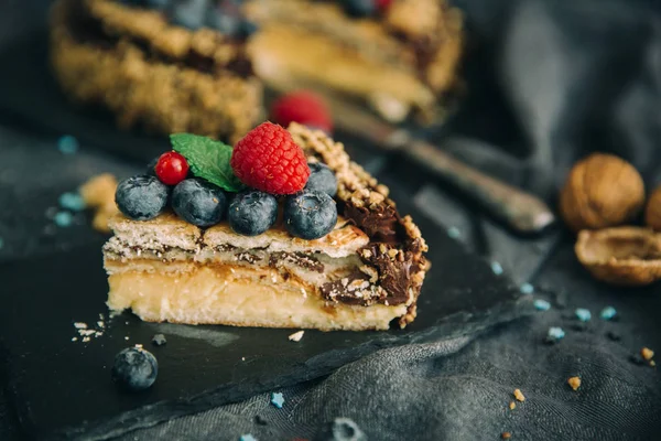 Bolo de chocolate delicioso com bagas frescas — Fotografia de Stock