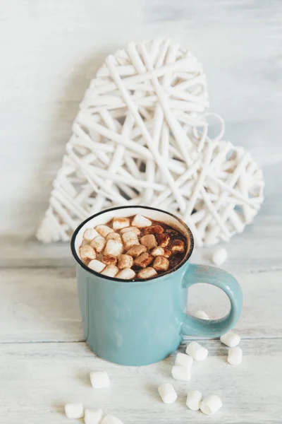 Cacau quente com marshmallows no fundo de madeira — Fotografia de Stock