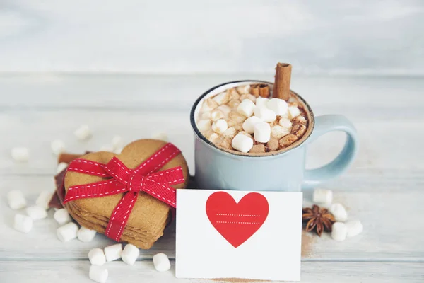 Forró kakaót a marshmallows és fahéj botokkal, fából készült háttér — Stock Fotó