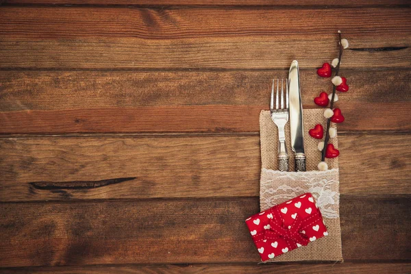 Table Saint Valentin Avec Assiette Couteau Fourchette Ruban Rouge Coeurs — Photo