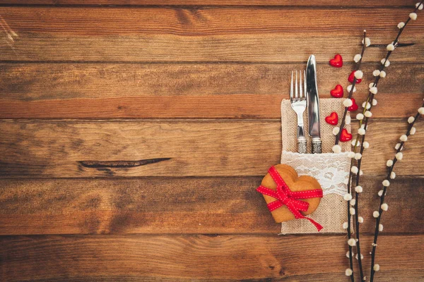 Valentinstag Tischdekoration Mit Teller Messer Gabel Rotem Band Und Herzen — Stockfoto